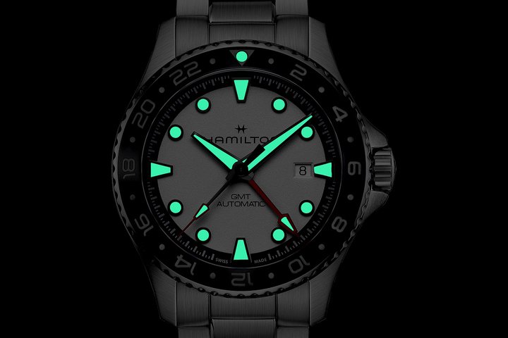 指针上的浅绿色夜光涂料Super-LumiNova®提供最佳辨识度