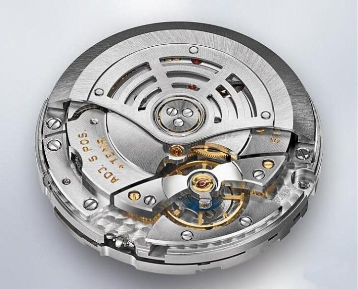 Cal. 9001拥有宝玑式双层游丝、螺丝微调摆轮等基本扎实规格，再搭配上沙罗年历系统、Ring Command调校机制等品牌独门绝招，是劳力士少见的复杂之作