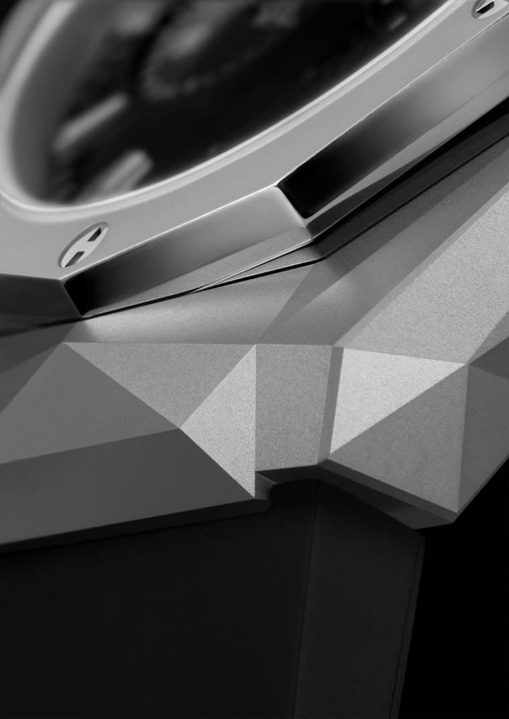 表壳的多切面设计搭配磨砂处理的钛金属材质相得益彰，若制作工艺不够纯熟难以打造出如此独特造型。