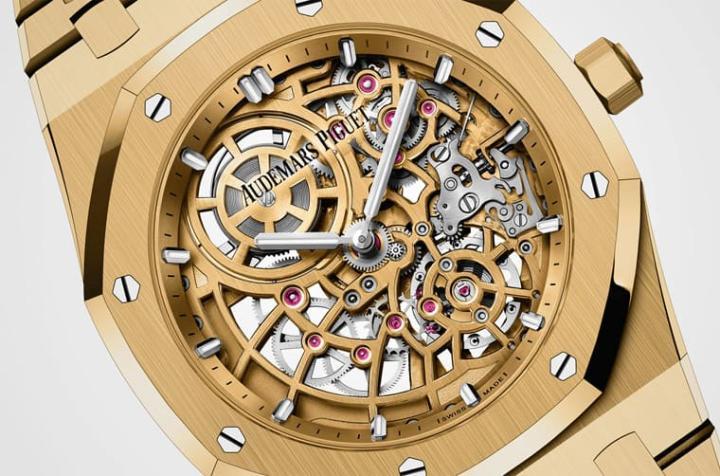 皇家橡树Jumbo超薄镂空表出现黄金版本新作，手表连镂空面盘的机芯桥板都是金色系，散发耀眼光芒。
