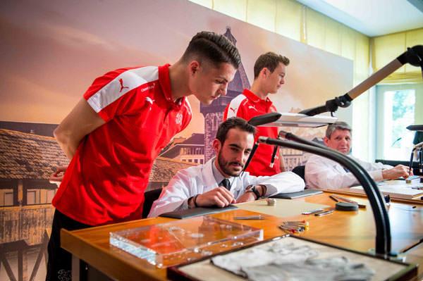  球员参观宝齐莱制表过程