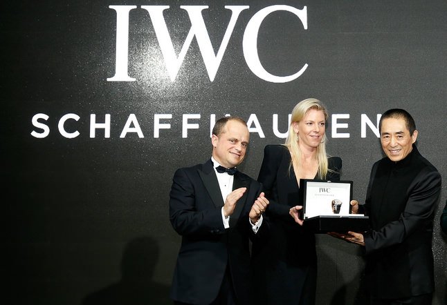 中国著名导演张艺谋被授予“IWC杰出电影人”奖，获赠全新葡萄牙计时腕表经典版 (左起)IWC万国表亚太区董事总经理Benoit De Clerck先生、IWC万国表全球市场传讯总监Karoline Huber女士、张艺谋