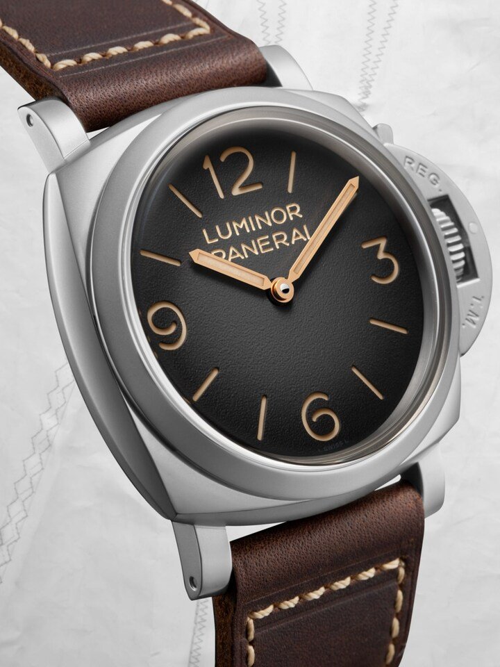PAM016282的表壳由技艺精湛的工匠手工处理，打造出哑面铜锈效果 (patina finish)，减少反光并凸显表款的阳刚气质，更让它呈现如轻微磨损老化的外观，令人联想到沛纳海古董表经年累月的仿旧质感。