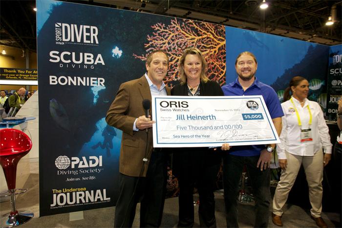 Jill Heinerth是2012年五位海洋英雄中的总冠军，获得Oris豪利时提供的美金5000元赞助金。