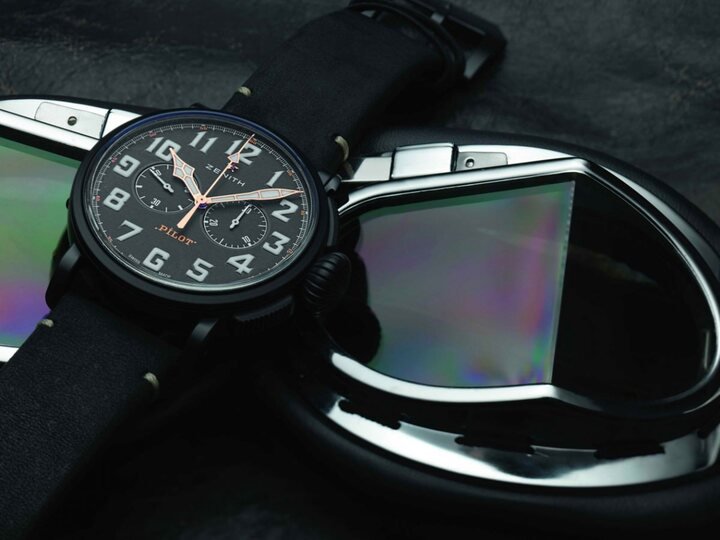 Pilot Type 20 Chronograph Ton Up Black的暗色雾面表面搭配黑色表壳，如同Cafe Racer骑乘于重机之上耀眼
