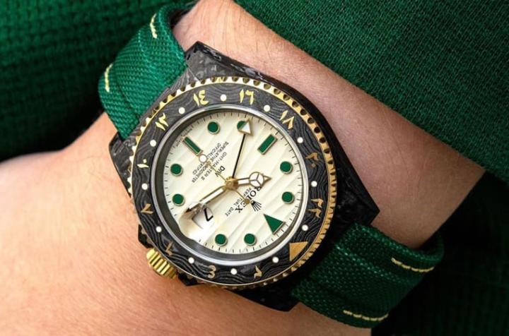 绿金双色尼龙表带与手表搭配相当合拍，佩戴在手上绝对能吸引旁人行注目礼。Source：Designa Individual Watches