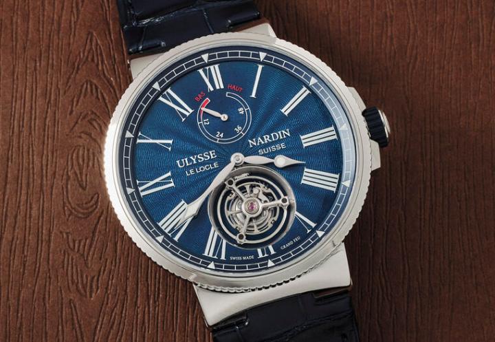 蓝色航海大明火珐琅陀飞轮具备航海系列的经典要素，6点钟方向是飞行陀飞轮，12点钟方向为60小时的动力储存显示，并搭配优雅的指针及罗马数字时标