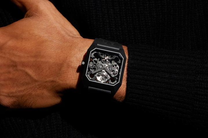 全黑设计加上镂空处理，手表低调中别具一股与众不同的光芒。