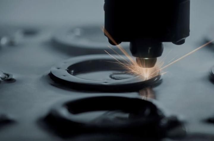 魔力金硬度达维氏1000，加工裁切过程比一般金属难度更高。