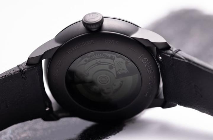 底盖维持手表全黑风格因而采用半透明黑色，使得手表搭载的自动机芯有一种若隐若现的神祕感。