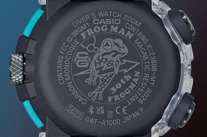 细看底盖上的青蛙图案也特别加入亚马逊箭毒蛙斑点与30周年字样，突显手表的特别版身份。