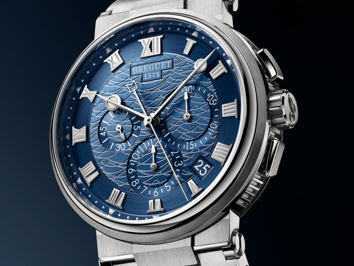 Marine Chronographe 5527具备日期功能，同时面盘3点与6点方向的小表盘则为积算计时结果之用