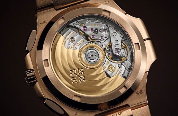 CH 28‑520 C FUS自动机芯配备大型金质自动盘，具有计时功能、日期显示、当地与原居地双时区时间显示