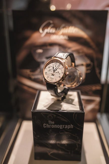全新37计时机芯成为了本次晚会的夺目新星，议员大日历计时码表Senator Chronograph Panorama Date格拉苏蒂原创的创新之作