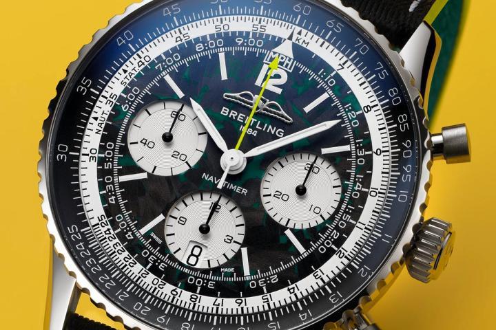 Navitimer B01 Chronograph 43 Aston Martin Aramco Formula One™ Team 计时腕表，碳纤维表盘直接呼应 F1® 赛车驾驶舱的关键材质。