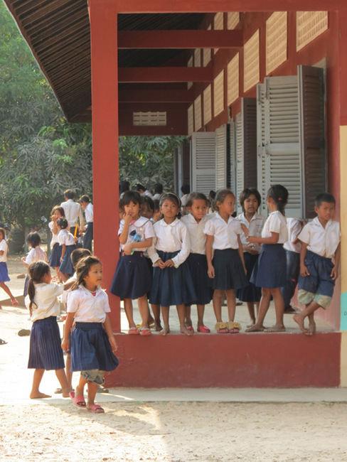 IWC万国表于柬埔寨开立两所学校，借由于2013年11月以瑞士法琅CHF173,000拍卖成功的铂金款式，得以筹得资助此工程，日前Hun Sen Roluos小学正式落成