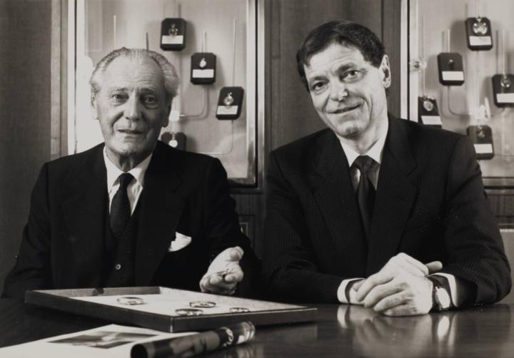 照片拍摄于上世纪60年代，当时年轻的Philippe Stem（右）和百达翡丽第二代掌门人Henri Stem（左）。在这两个男人背后普普通通的展示柜里收纳着品牌一整套私人珍藏。