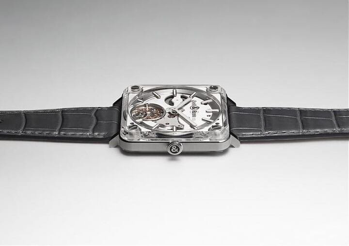 继2016年採用蓝宝石材质表壳后，柏莱士于2017年再度发表新作BR-X2 Tourbillon Micro-Rotor，两者虽然都达到陀飞轮等级，但是无论在机芯或是造型上都有显著变化