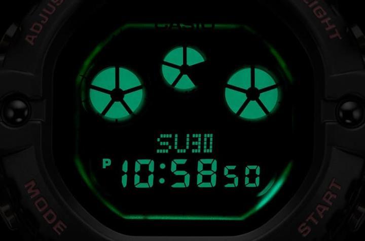 手表的经典三眼小表盘与数位显示都具备蓝绿色EL背光照明，佩戴者在黑暗中随时可以清楚辨时。