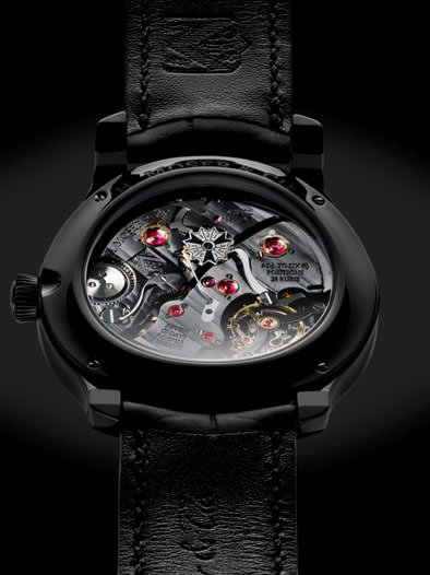 延续万年历系列机芯的经典与独创, Endeavor Perpetual Calendar Black Edition腕表哑光黑色饰面的机芯设置了深黑色的擒纵板桥，令擒纵机构由内而外幽光隐隐
