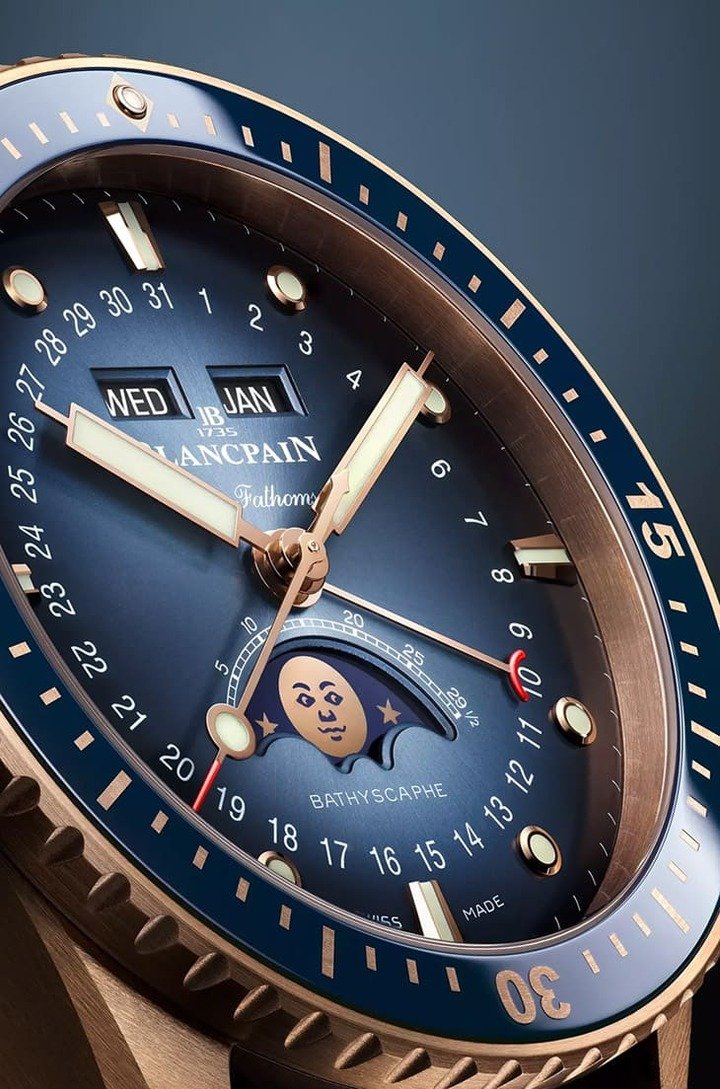 Bathyscaphe全日历月相表新推出玫瑰金链带款式，替手表营造出更华丽精致的质感。