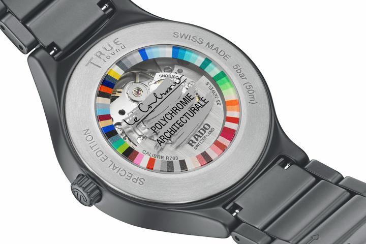 表背装饰有 Le Corbusier 的 Polychromie Architecturale 色彩图。