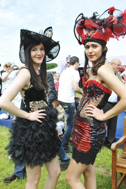 浪琴表戴安娜赛马大奖赛”观众亦精心妆扮，尽显名流雅士的优雅风范