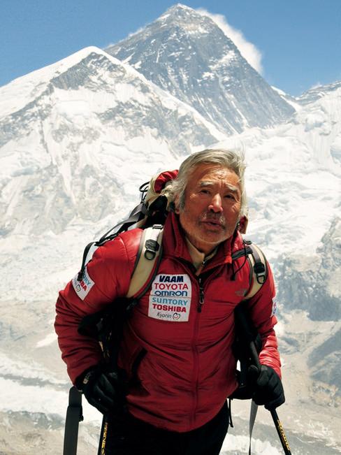 日本冒险家三浦雄一郎（Yuichiro Miura），以70岁高龄登上圣母峰，创下当时以最高龄登顶的世界纪录