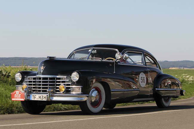 表盘创作灵感来自骨董车1942年份的Cadillac Series 62