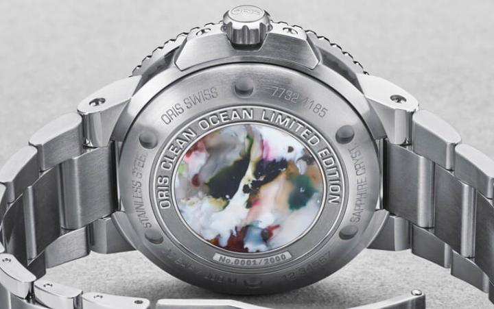 洁净海洋限量腕表的表背图案乃是采用回收的PET塑料制成，一来具有装饰效果，同时也呼应了手表本身的环保概念