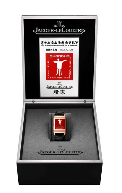 背面嵌有积家采用雕刻及彩漆工艺制成的「第十七届上海国际电影节金爵奖」标志的积家Grande Reverso Ultra Thin大型Reverso超薄翻转腕表