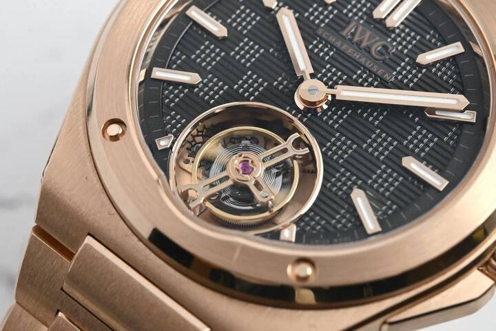 Ingenieur Tourbillon 41 工程师陀飞轮腕表表盘设计极具结构感，承袭系列经典造型，搭配标志性 "网格" 纹路，丰富腕表视觉层次与立体感。深邃橄榄绿色与红金质感优雅相融，衬托 6 点位陀飞轮运转姿态，机械动感十足。