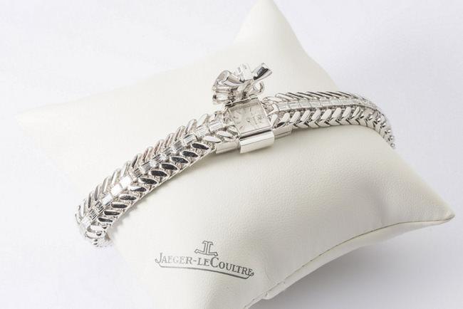  1958年JAEGER-LECOULTRE Duoplan腕表，以白金材质，优雅而华美的造型，深受女性亲睐