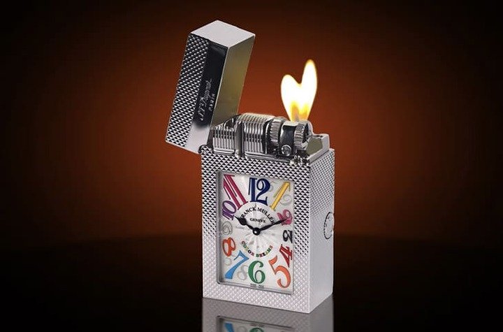 FRANCK MULLER与S.T. Dupont共同开发一款Master Lighter，其以后者的钻石纹打火机为基础，并在打火机内部植入机械机芯，使其具有显时的作用。
