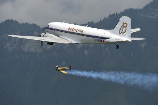 Yves Rossy伊夫•罗西与Breitling DC-3百年灵道格拉斯DC-3客机同步飞行