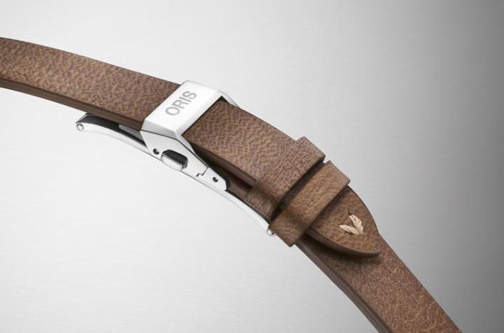 表款搭配Cervo Volante永续鹿皮表带，发扬ORIS推崇的环保理念。