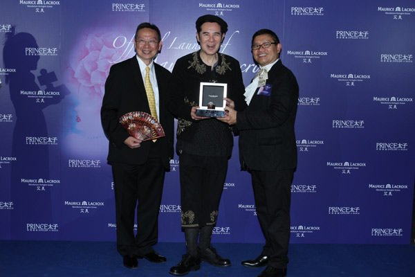 盛装赴会的甘国亮先生荣获「全场最佳衣著」大奖，获赠艾美表Masterpiece五针同轴腕表一枚