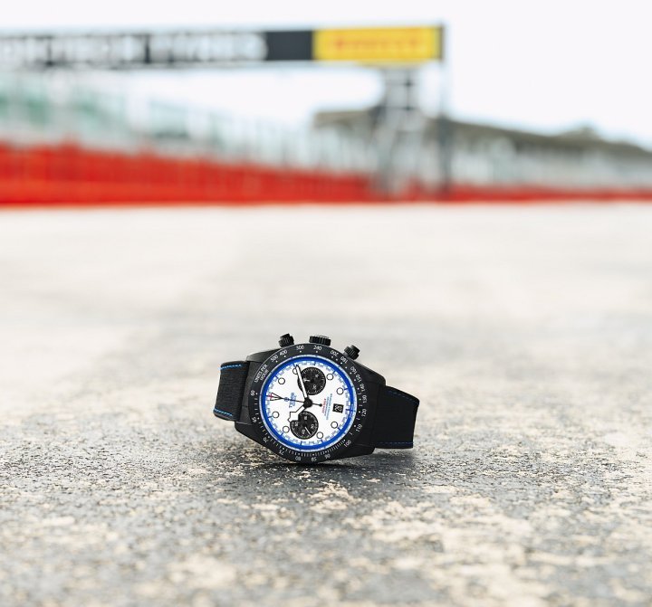 Black Bay Chrono “Carbon 25”从第一代帝舵计时表中汲取灵感，配备45分钟计时盘，6点钟位置更设有日历窗。