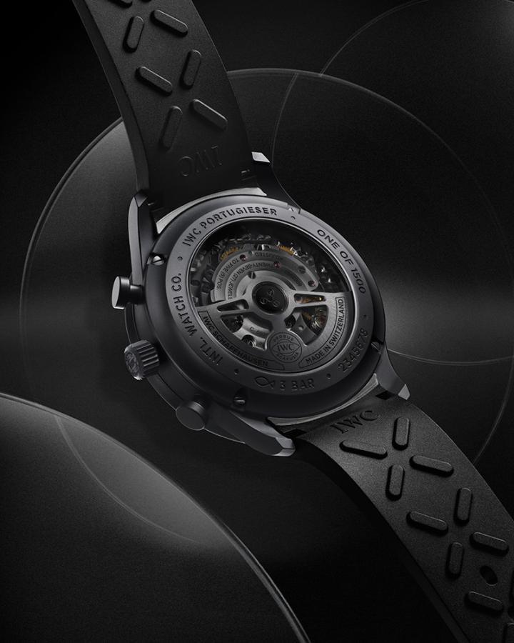 葡萄牙系列瓷化钛金属计时腕表搭载 IWC 自制 69355 型机芯，这枚机械计时机芯向来以坚固、可靠及耐用著称。