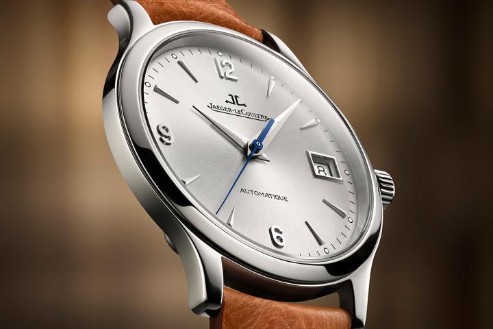 蓝钢中央秒针带来一抹低调的色彩，也致敬了经典的制表工艺。搭配针扣的暖棕色鸵鸟皮表带，饰以浅色缝线，更添 Master Control Classic 的复古韵味。