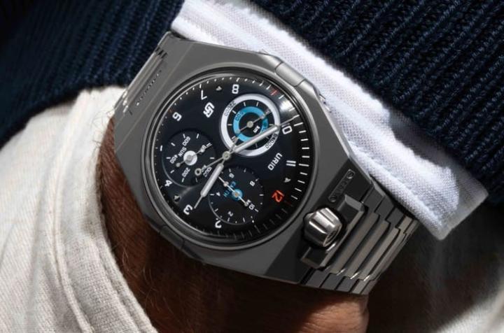 采中置时分指针与三个仪表式小表盘设计，展现 URWERK 颠覆常规的独特风格。