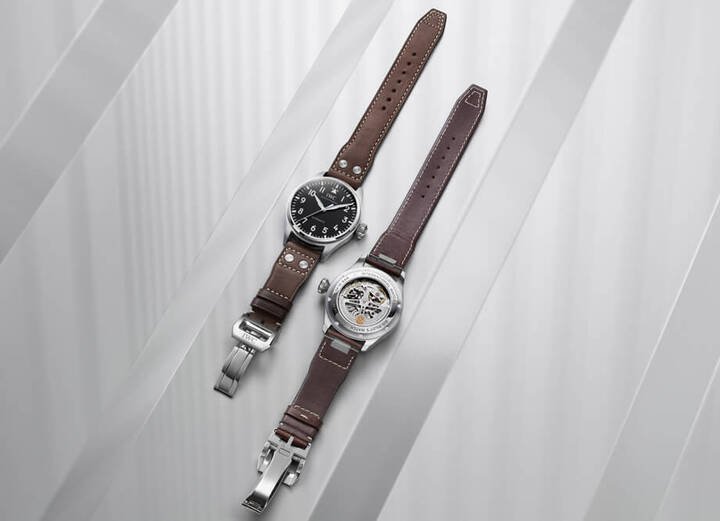 一改过去大飞惯常采用的46mm表径，IWC2021年推出的新款大飞一举将表径降低为43mm，让更多人能够驾驭这款经典飞行表