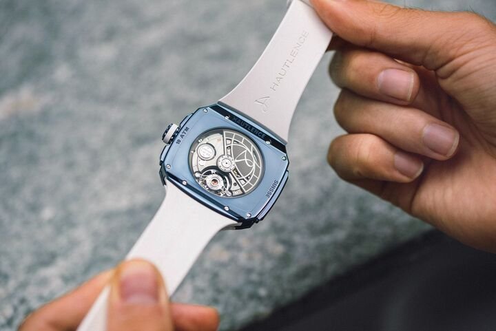 Vagabonde Series 4 与 5 搭载品牌自制的 D30 自动上链机芯，透过蓝宝石水晶底盖一览无遗。