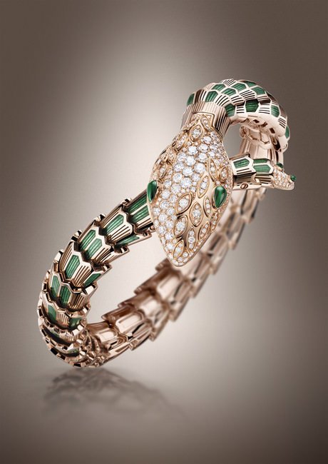 BVLGARI Serpenti 顶级珠宝腕表，18K玫瑰金表壳，镶嵌马眼形切割钻石、183颗明亮型切割圆钻、2颗梨形孔雀石。18K玫瑰金表盘镶有明亮型切割圆钻。单圈18K玫瑰金及珐琅手镯镶嵌33颗明亮型切割圆钻及2颗梨形孔雀石，搭载B033石英机芯
