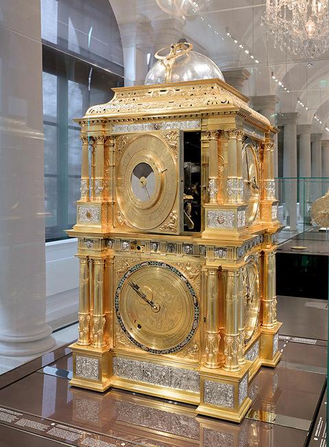 埃伯哈德．鲍德温的行星时钟呈现五颗星球、太阳及月球的运行轨道
