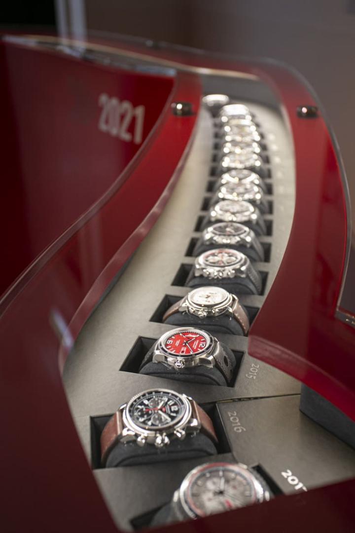 萧邦历年替Mille Miglia古董车赛打造的特别版手表一字排开，着实壮观