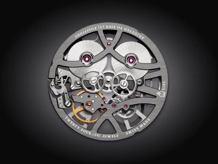 A&S 5101机芯的震频为21,600次、宝石数24颗，双发条盒可以供应90小时动能，从背面欣赏还是能够体会到品牌坚持的对称造型思维