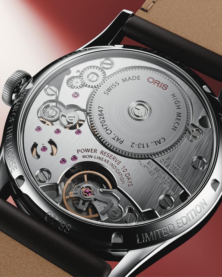 腕表搭载 Oris 最具代表性的复杂机芯之一：Calibre 113。配备 10 天动力储存、非线性动力储存指示，以及完整的商务日历，可显示年份中的日期、星期、月份与周次。