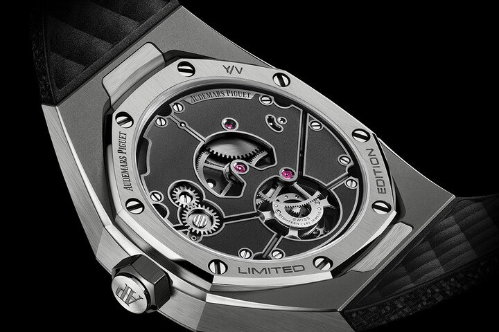 底盖上镌刻的 "Audemars Piguet"、"Y/V"、"Limited Edition" 字样，见证作品背后的合作情谊。