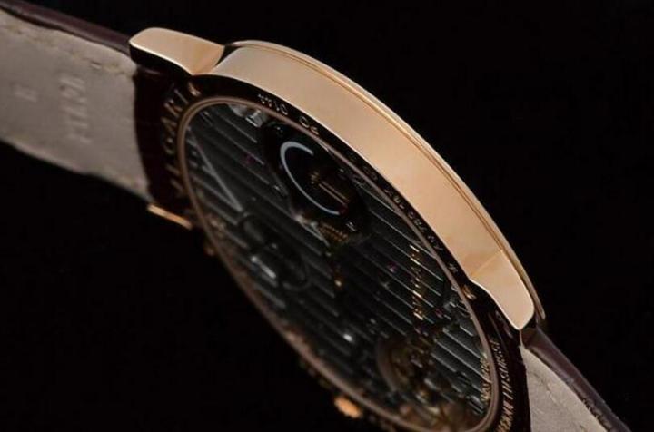 表壳厚度6.5mm，较Octo版的多了1.5mm，不过表壳直径也从40增加到41mm，因此比例上的变化并没有那么悬殊，只是圆壳看起来的薄度的确不如Octo的那么惊人